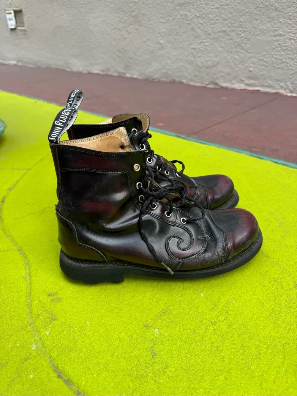 John Fluevog Derby Swirl 6 Eye Boots Men’s Size 8 Burgundy Black Leather